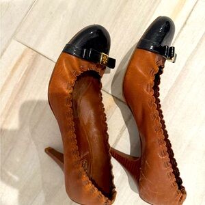 Tory Burch brown leather pump with black toe